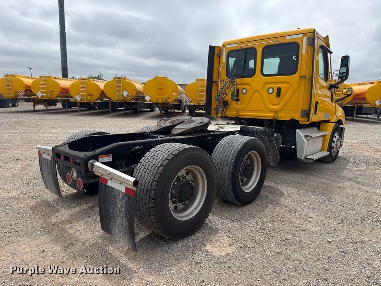 image for item ET6081 2021 Freightliner Cascadia 126 semi truck