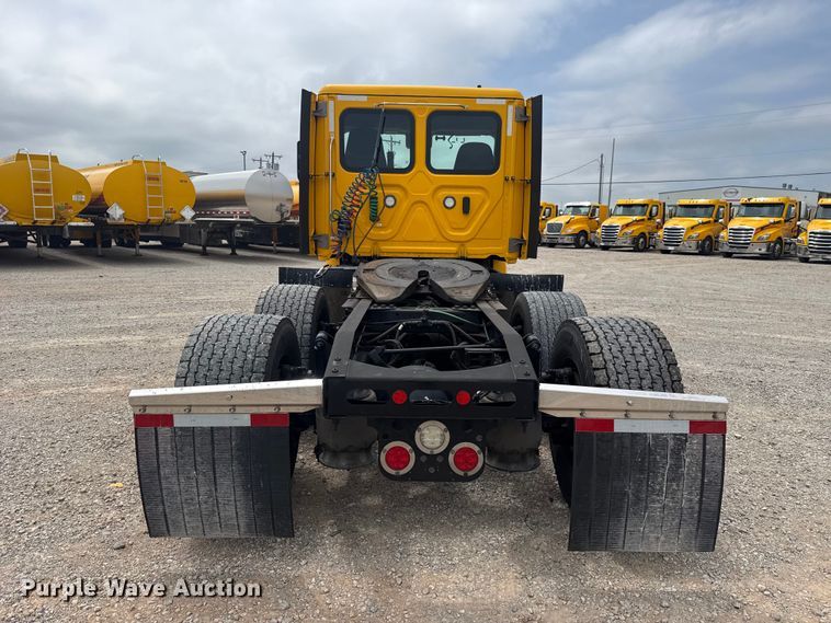 image for item ET6081 2021 Freightliner Cascadia 126 semi truck