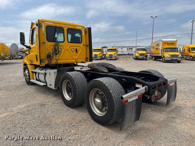 image for item ET6081 2021 Freightliner Cascadia 126 semi truck