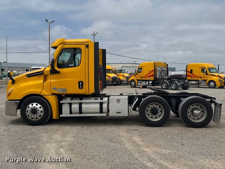 image for item ET6081 2021 Freightliner Cascadia 126 semi truck