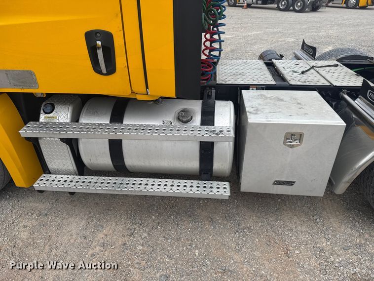 image for item ET6081 2021 Freightliner Cascadia 126 semi truck