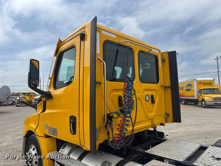 image for item ET6081 2021 Freightliner Cascadia 126 semi truck