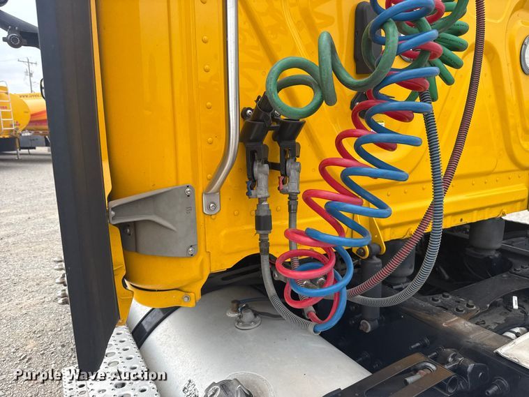 image for item ET6081 2021 Freightliner Cascadia 126 semi truck