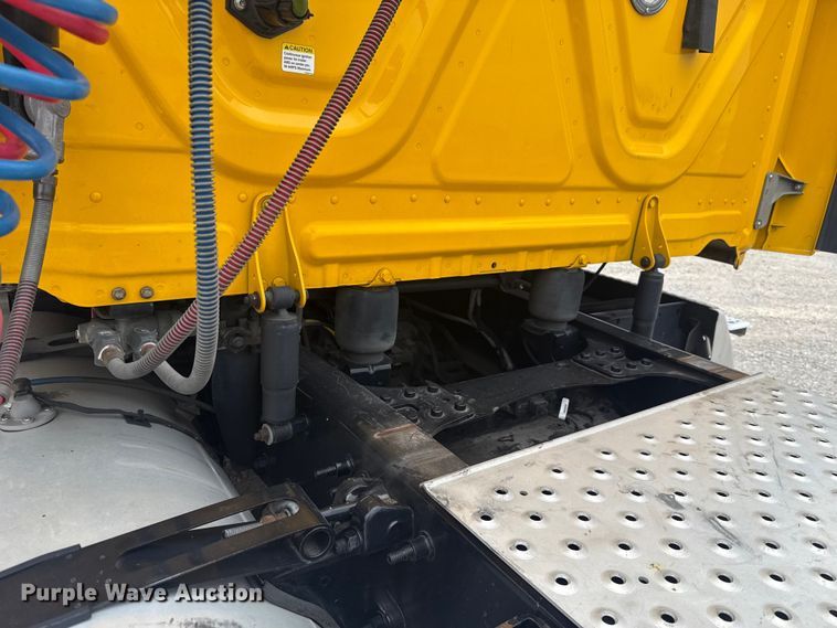 image for item ET6081 2021 Freightliner Cascadia 126 semi truck