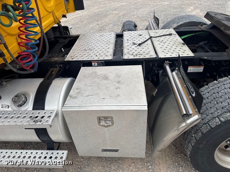 image for item ET6081 2021 Freightliner Cascadia 126 semi truck