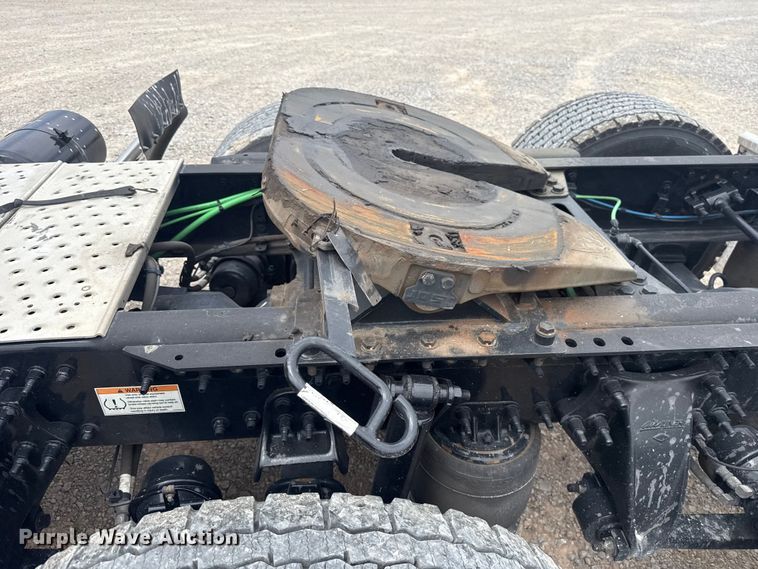 image for item ET6081 2021 Freightliner Cascadia 126 semi truck