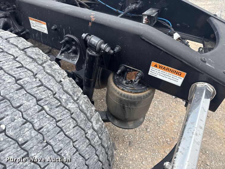 image for item ET6081 2021 Freightliner Cascadia 126 semi truck