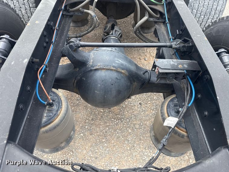 image for item ET6081 2021 Freightliner Cascadia 126 semi truck