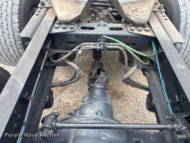 image for item ET6081 2021 Freightliner Cascadia 126 semi truck