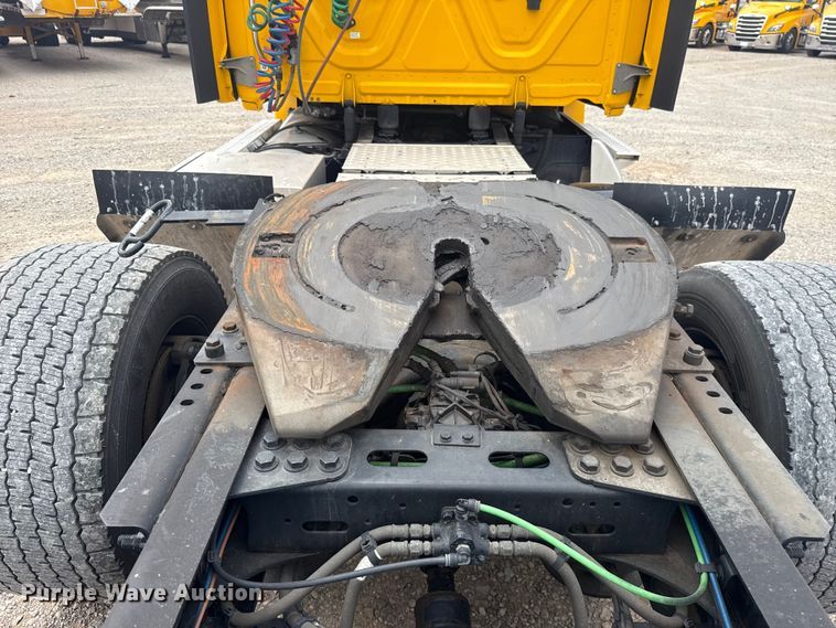 image for item ET6081 2021 Freightliner Cascadia 126 semi truck