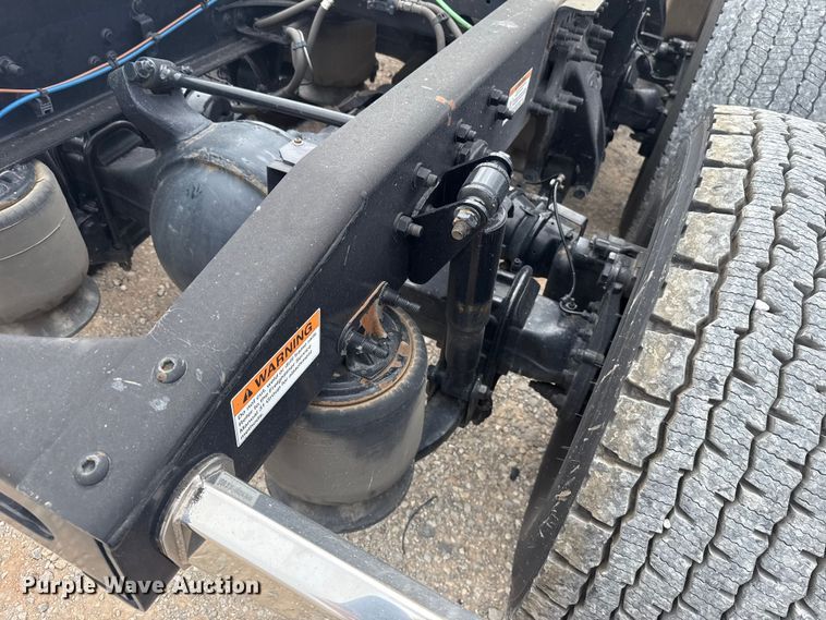 image for item ET6081 2021 Freightliner Cascadia 126 semi truck