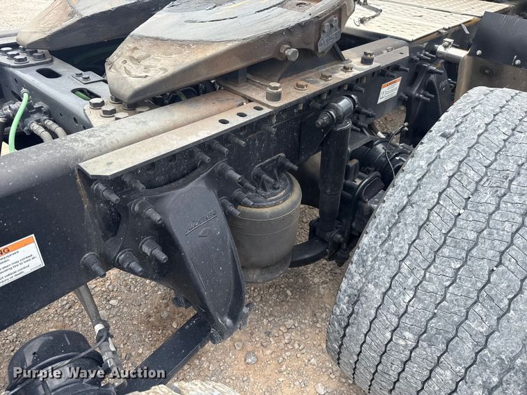 image for item ET6081 2021 Freightliner Cascadia 126 semi truck