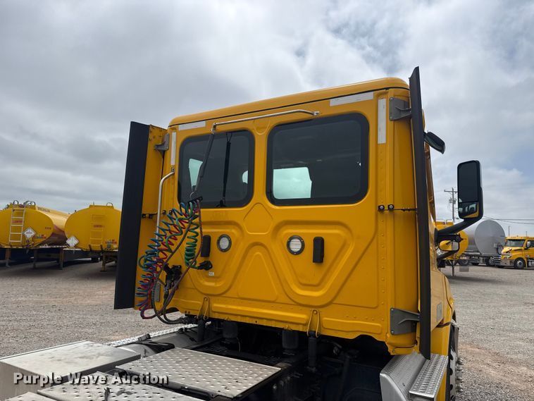 image for item ET6081 2021 Freightliner Cascadia 126 semi truck