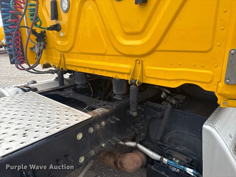 image for item ET6081 2021 Freightliner Cascadia 126 semi truck