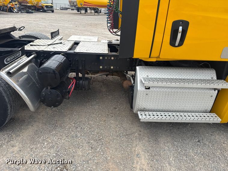 image for item ET6081 2021 Freightliner Cascadia 126 semi truck