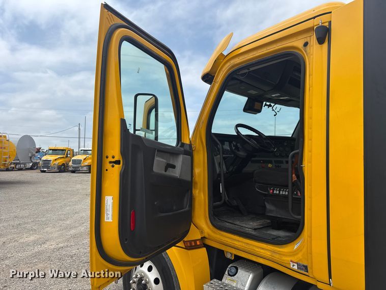 image for item ET6081 2021 Freightliner Cascadia 126 semi truck