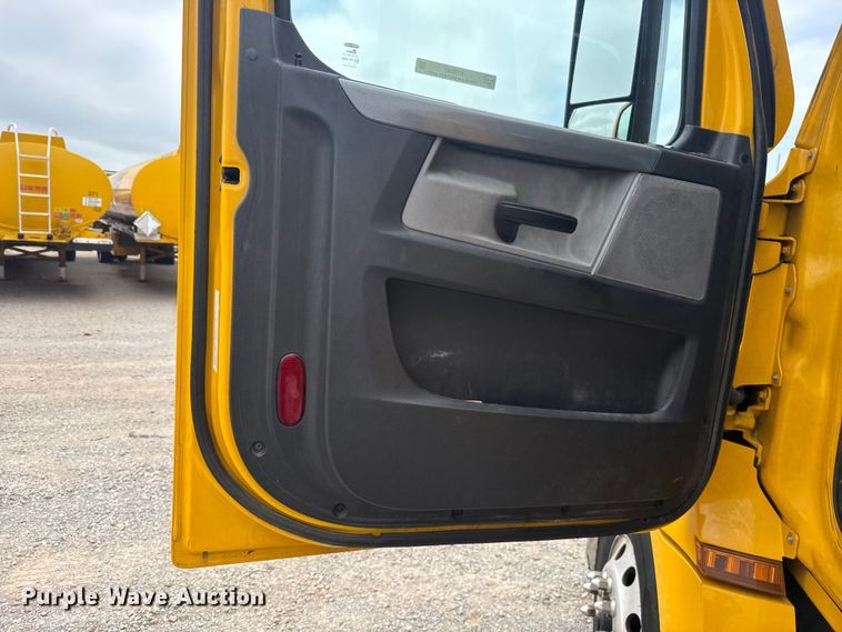 image for item ET6081 2021 Freightliner Cascadia 126 semi truck