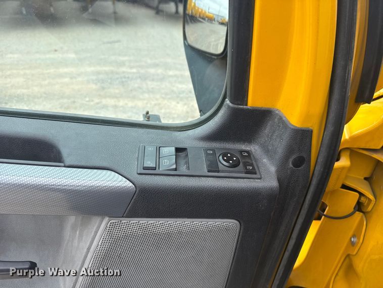 image for item ET6081 2021 Freightliner Cascadia 126 semi truck