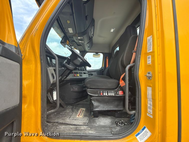 image for item ET6081 2021 Freightliner Cascadia 126 semi truck