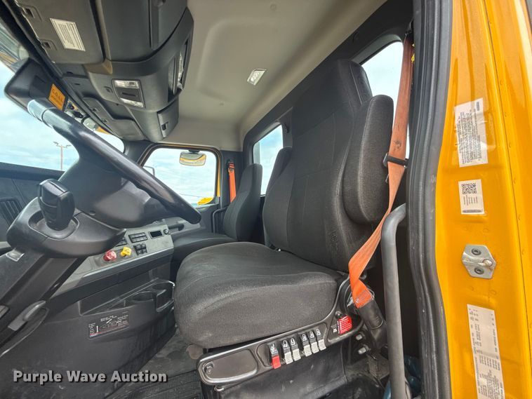 image for item ET6081 2021 Freightliner Cascadia 126 semi truck