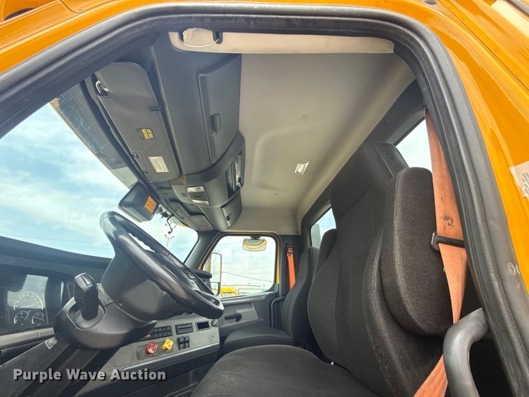 image for item ET6081 2021 Freightliner Cascadia 126 semi truck