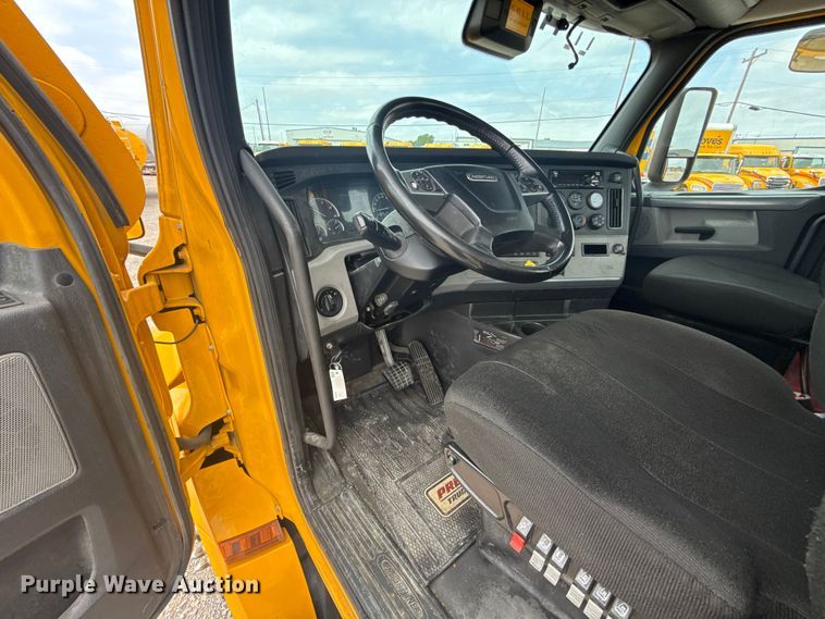 image for item ET6081 2021 Freightliner Cascadia 126 semi truck