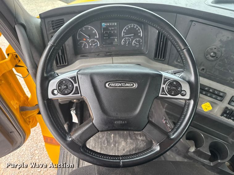 image for item ET6081 2021 Freightliner Cascadia 126 semi truck