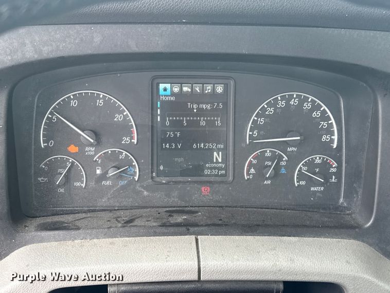 image for item ET6081 2021 Freightliner Cascadia 126 semi truck