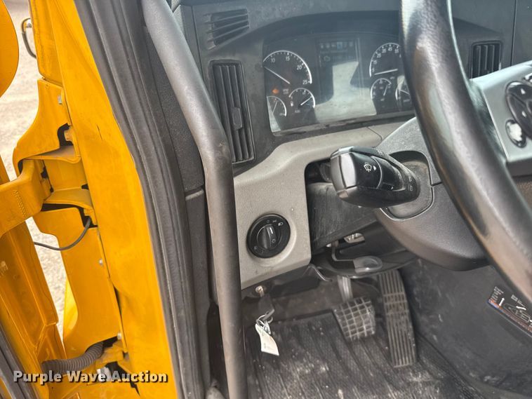 image for item ET6081 2021 Freightliner Cascadia 126 semi truck