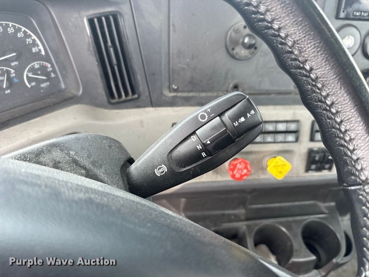 image for item ET6081 2021 Freightliner Cascadia 126 semi truck