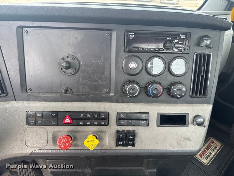 image for item ET6081 2021 Freightliner Cascadia 126 semi truck