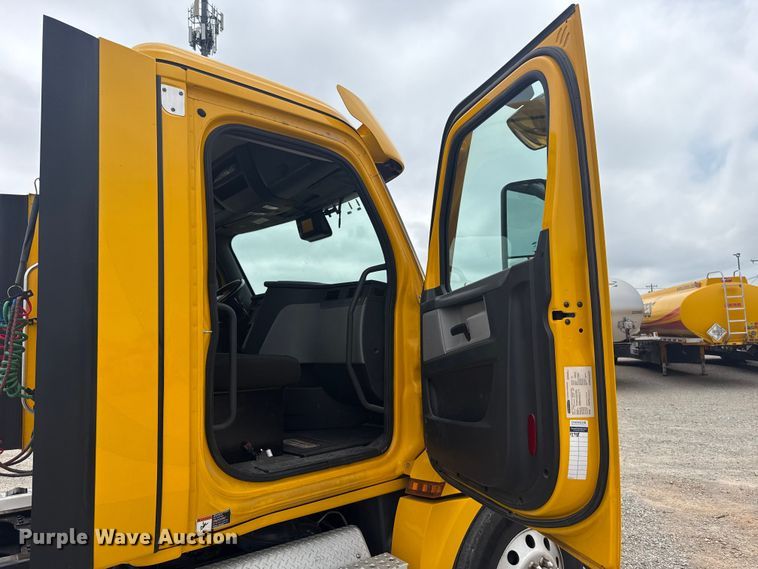 image for item ET6081 2021 Freightliner Cascadia 126 semi truck