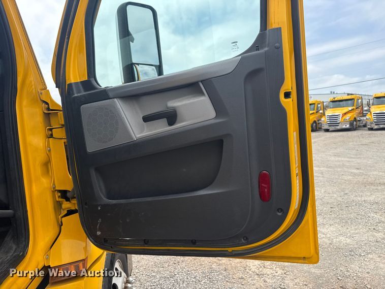 image for item ET6081 2021 Freightliner Cascadia 126 semi truck