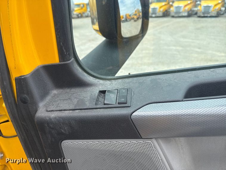 image for item ET6081 2021 Freightliner Cascadia 126 semi truck