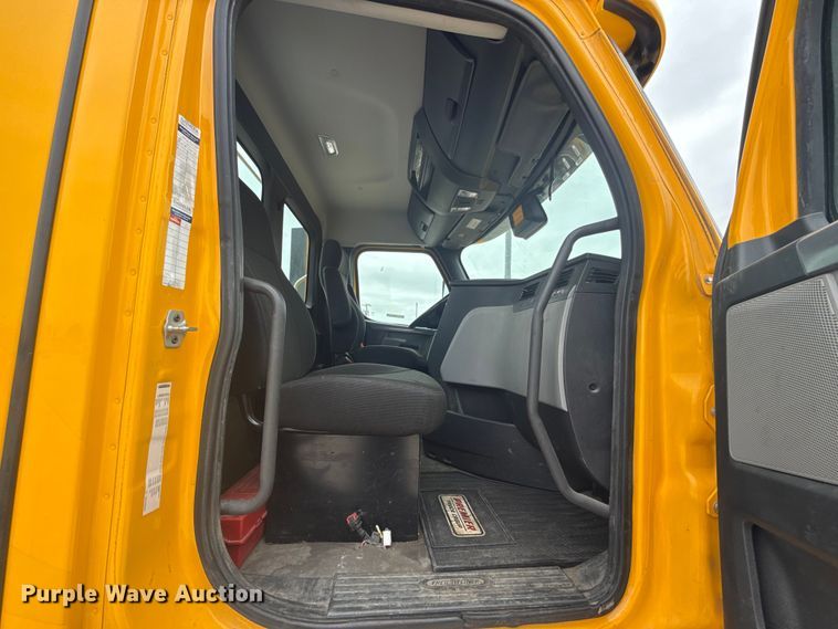 image for item ET6081 2021 Freightliner Cascadia 126 semi truck