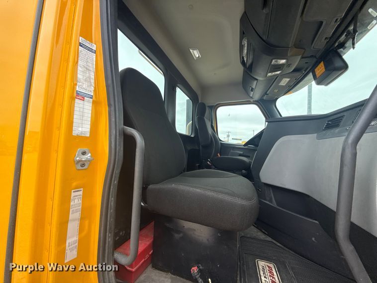 image for item ET6081 2021 Freightliner Cascadia 126 semi truck