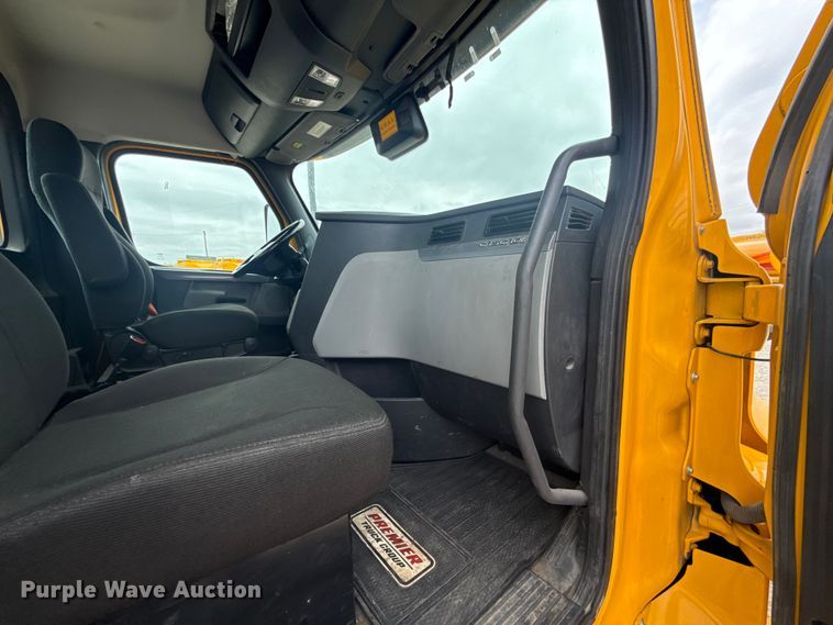 image for item ET6081 2021 Freightliner Cascadia 126 semi truck