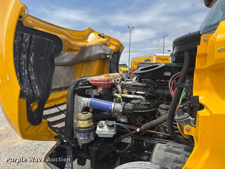 image for item ET6081 2021 Freightliner Cascadia 126 semi truck