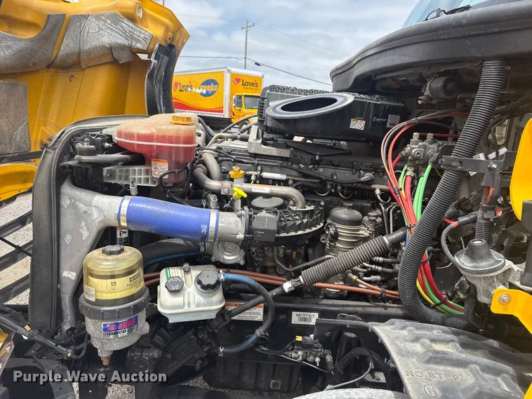 image for item ET6081 2021 Freightliner Cascadia 126 semi truck