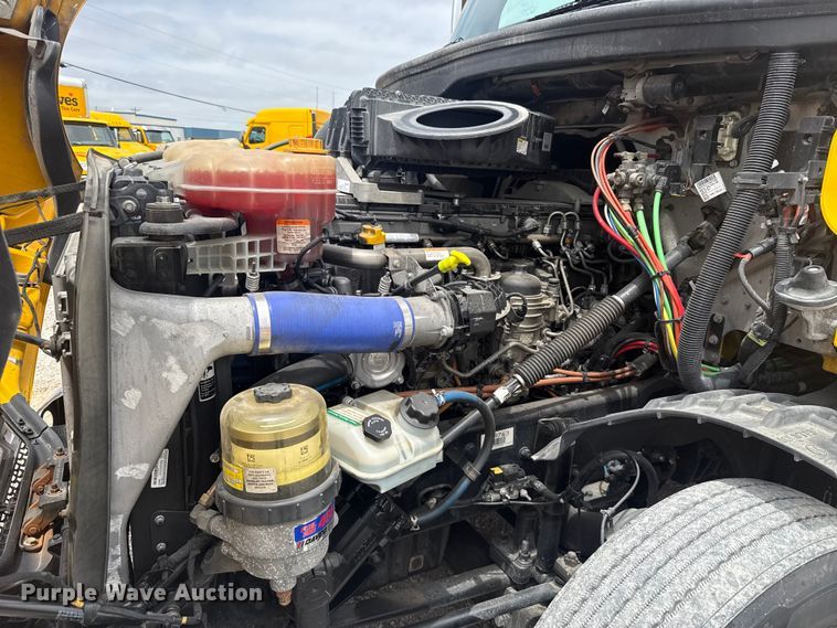 image for item ET6081 2021 Freightliner Cascadia 126 semi truck