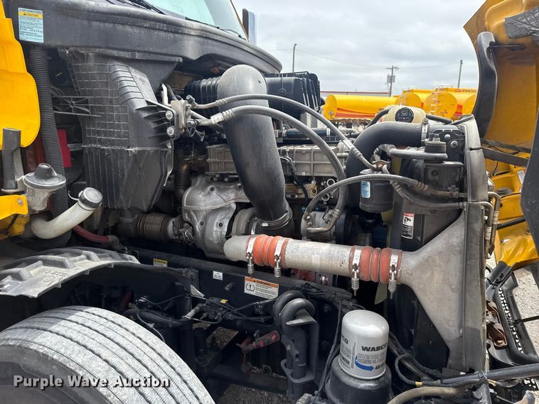 image for item ET6081 2021 Freightliner Cascadia 126 semi truck