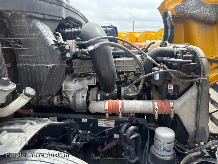 image for item ET6081 2021 Freightliner Cascadia 126 semi truck