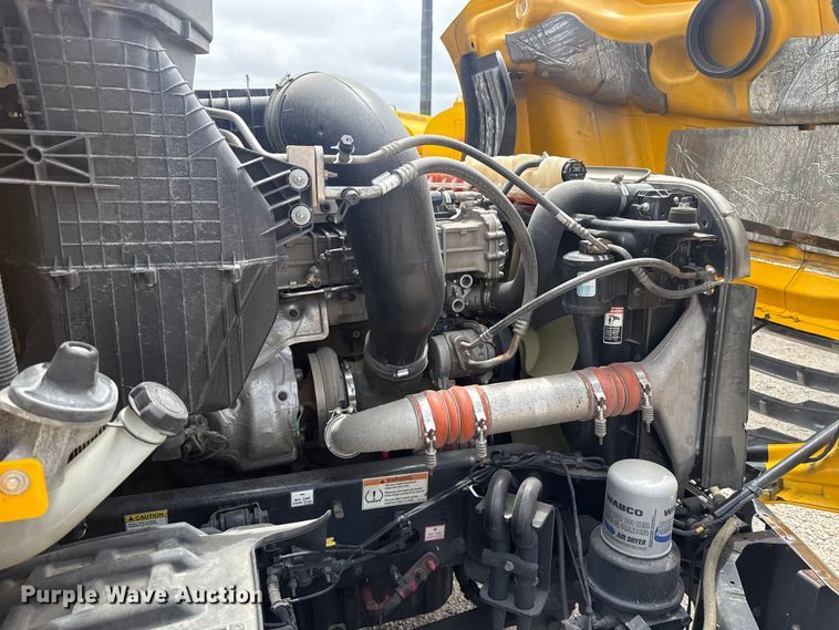 image for item ET6081 2021 Freightliner Cascadia 126 semi truck