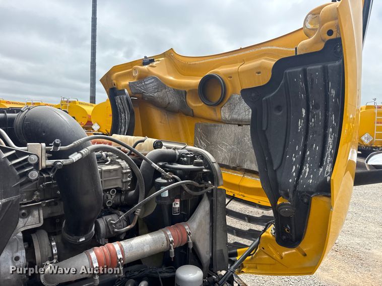 image for item ET6081 2021 Freightliner Cascadia 126 semi truck