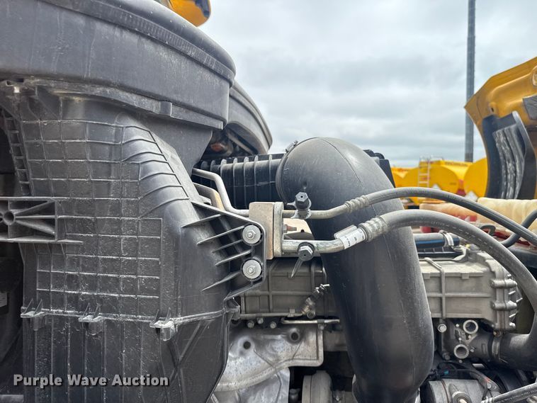 image for item ET6081 2021 Freightliner Cascadia 126 semi truck