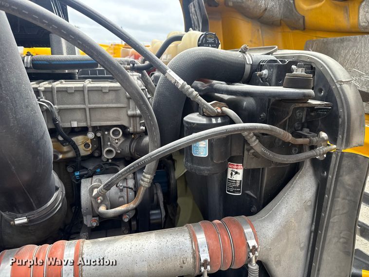 image for item ET6081 2021 Freightliner Cascadia 126 semi truck