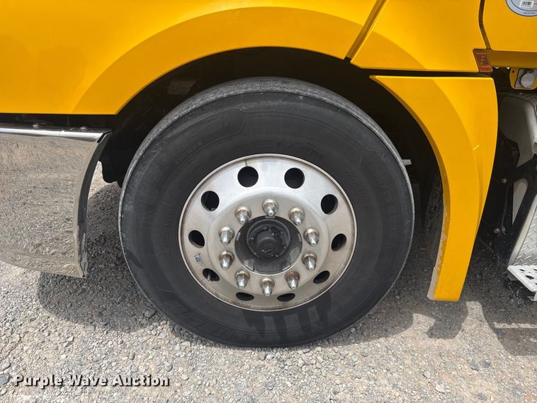 image for item ET6081 2021 Freightliner Cascadia 126 semi truck