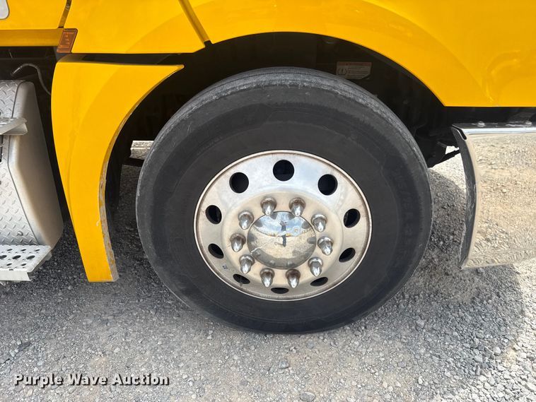 image for item ET6081 2021 Freightliner Cascadia 126 semi truck