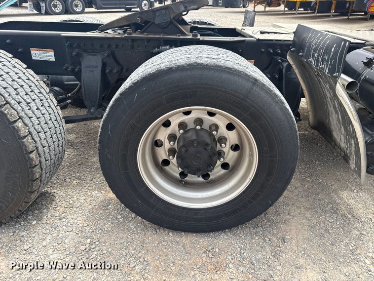 image for item ET6081 2021 Freightliner Cascadia 126 semi truck