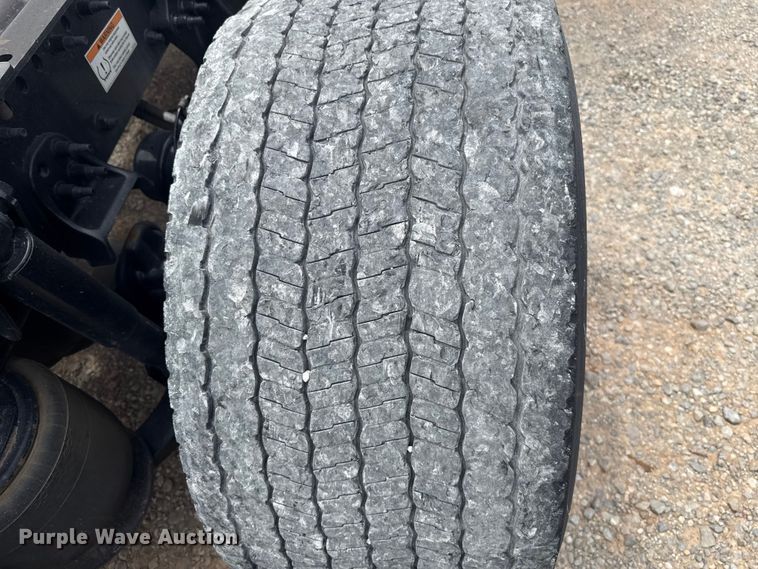 image for item ET6081 2021 Freightliner Cascadia 126 semi truck